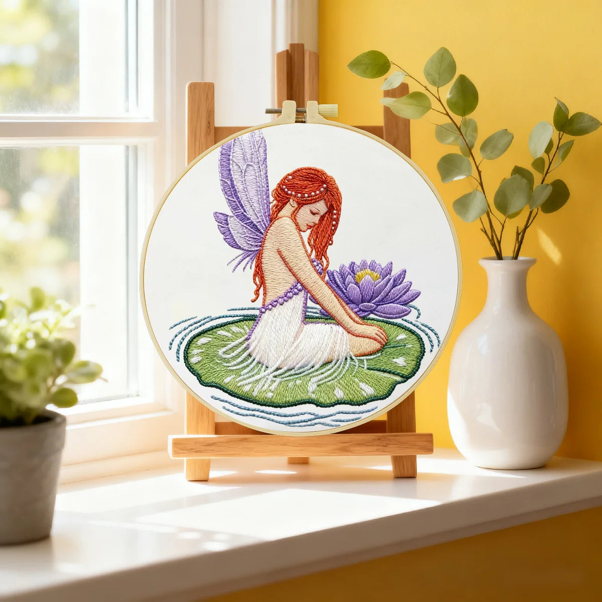 Stickset „Fee auf Seerosenblatt“ – Fantasy-Stickset für Anfänger mit Stickrahmen, Vorlage und Garn Stickset „Fee auf Seerosenblatt“ – Fantasy-Stickset für Anfänger mit Stickrahmen, Vorlage und Garn