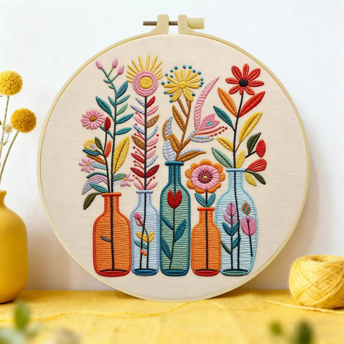 Bunte Blumenvase als Wanddeko mit Punch Needle – Handgefertigte Stickrahmen-Dekoration für Kinderzimmer und gemütliche Räume