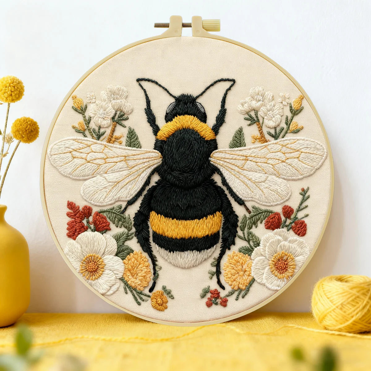 Hummel-Stickset zum Selbermachen – Blumen-Insekten-Stickset für Anfänger mit Stickrahmen, Vorlage und Garn
