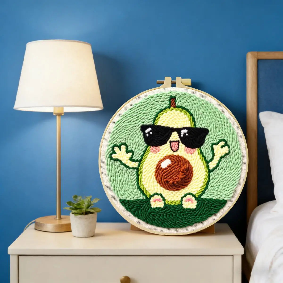 Niedliche Avocado-Wandkunst mit Punch Needle – Handgefertigte Stickrahmen-Dekoration für Kinderzimmer und gemütliche Räume
