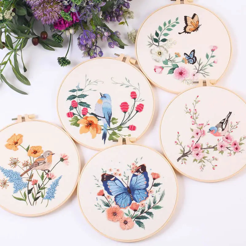 Handstickset mit Vogel- und Schmetterlingsmotiven Handstickset mit Vogel- und Schmetterlingsmotiven