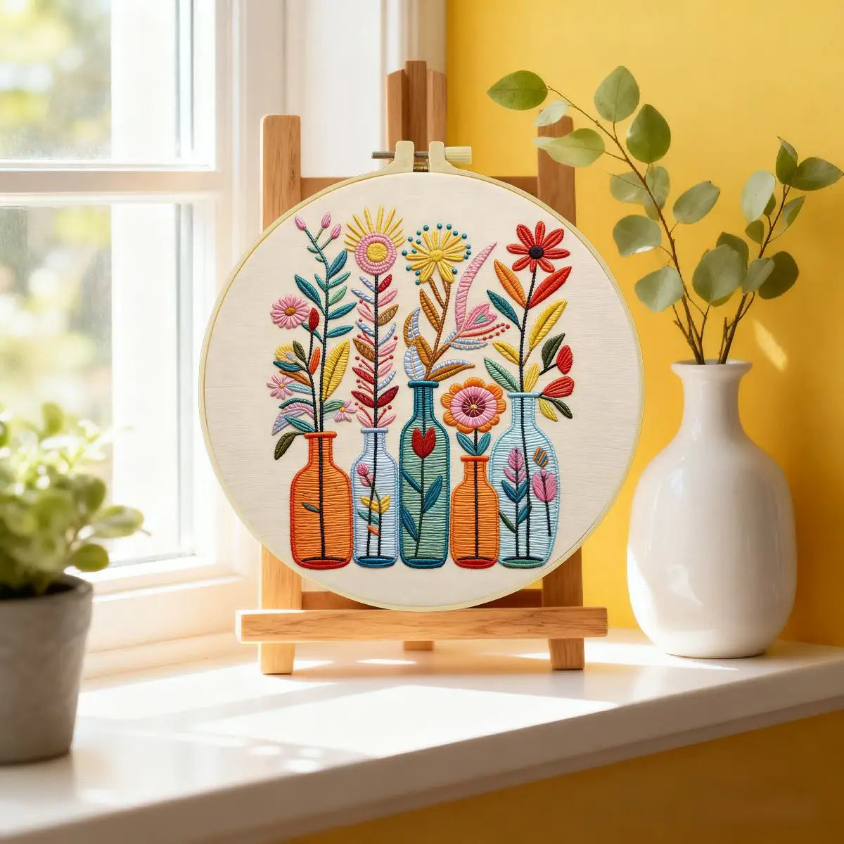 Bunte Blumenvase als Wanddeko mit Punch Needle – Handgefertigte Stickrahmen-Dekoration für Kinderzimmer und gemütliche Räume