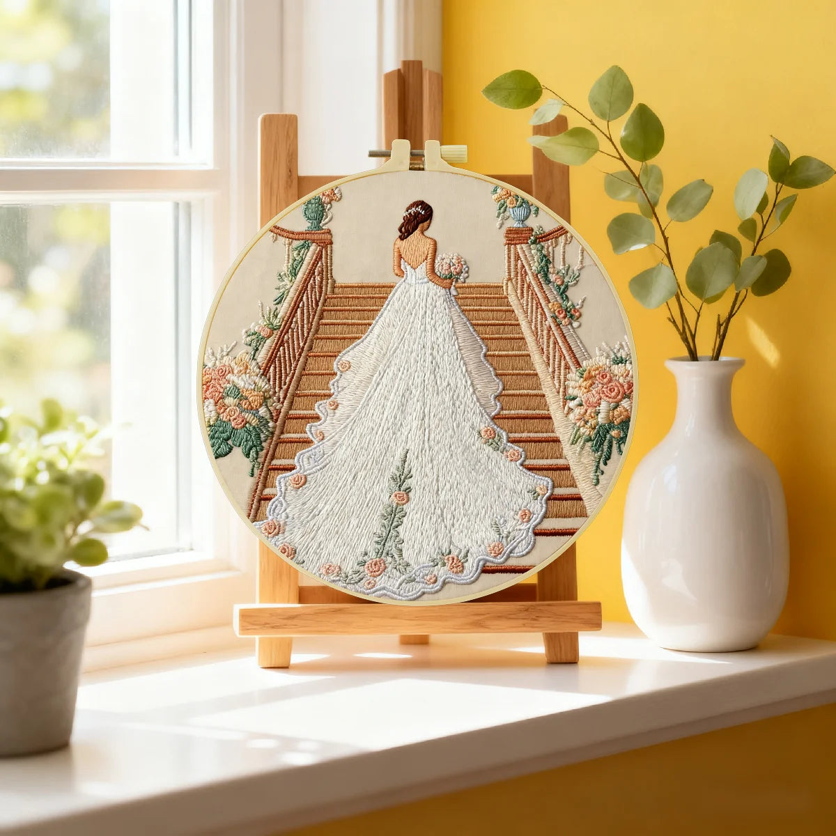 Handgefertigte Wanddekoration mit Stickrahmen für die Brauttreppe – Elegante florale Dekoration für Brautkleider Handgefertigte Wanddekoration mit Stickrahmen für die Brauttreppe – Elegante florale Dekoration für Brautkleider