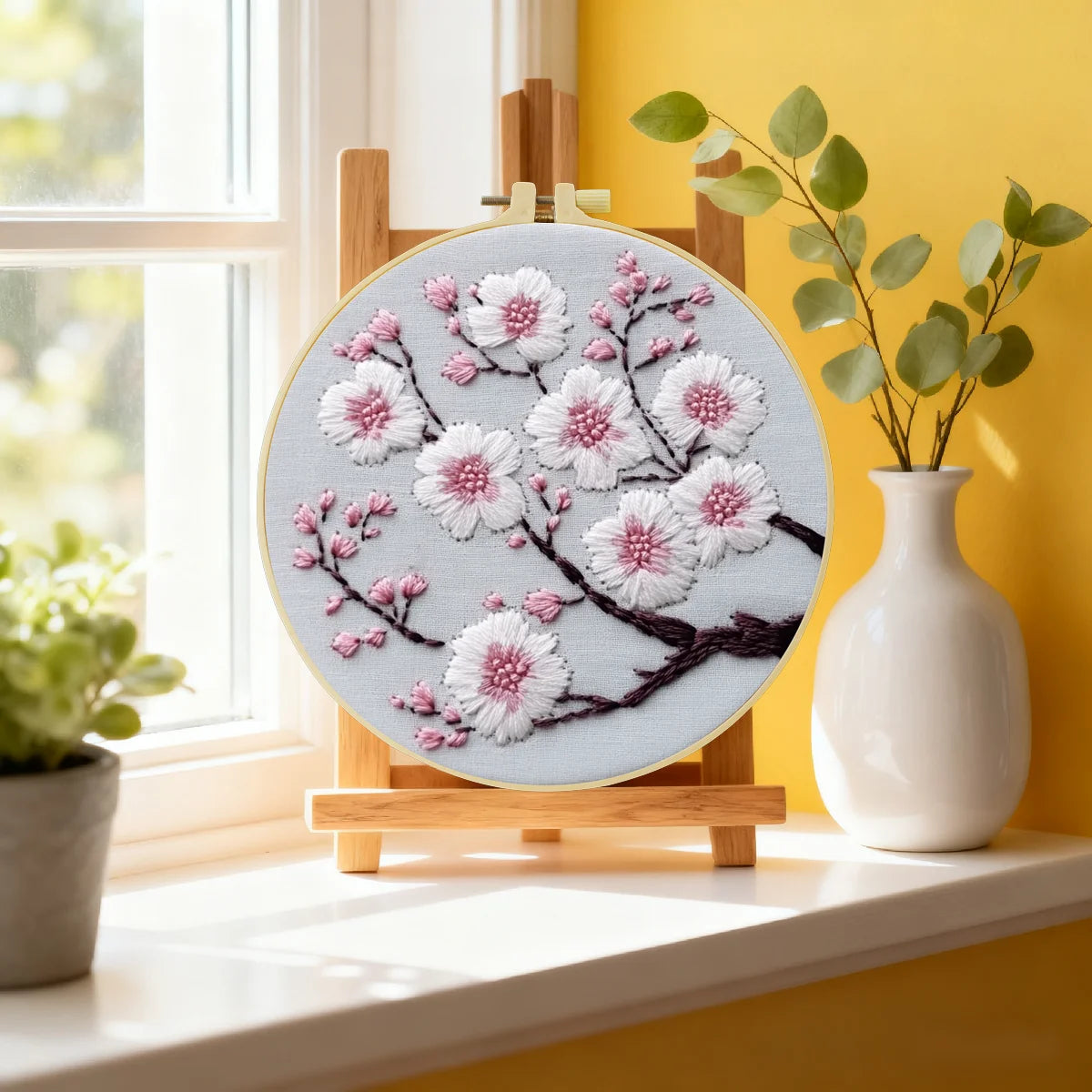 Handgefertigte Kirschblüten-Stickerei für die Wand – Zarte florale Zweigdekoration im Landhausstil
