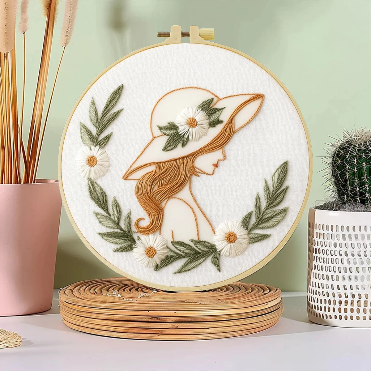 Handstickset mit Blumenmotiv eines Damenporträts Handstickset mit Blumenmotiv eines Damenporträts