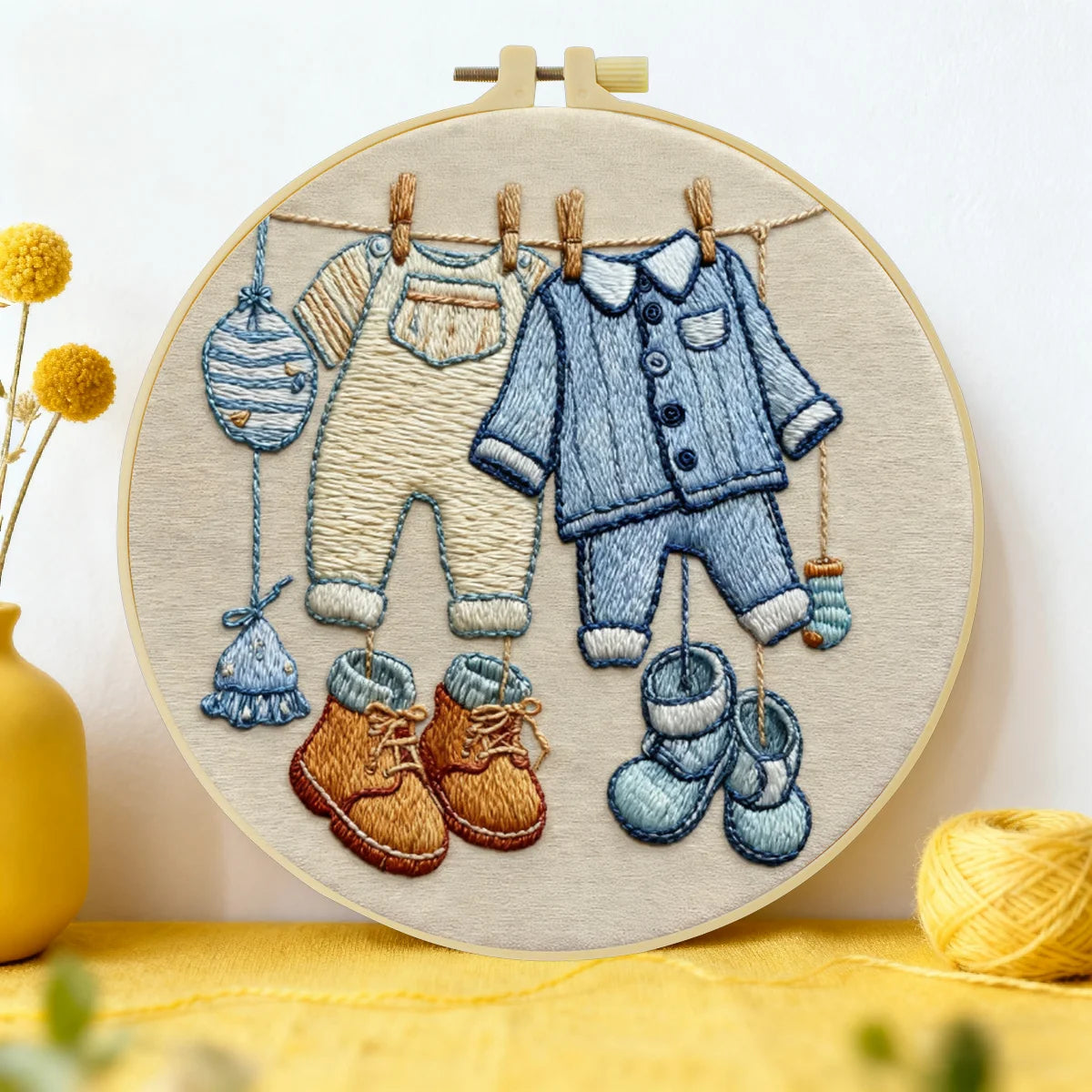 Handgefertigte Wanddekoration mit Stickrahmen für Babykleidung – Süße Wäscheleinen-Dekoration fürs Kinderzimmer
