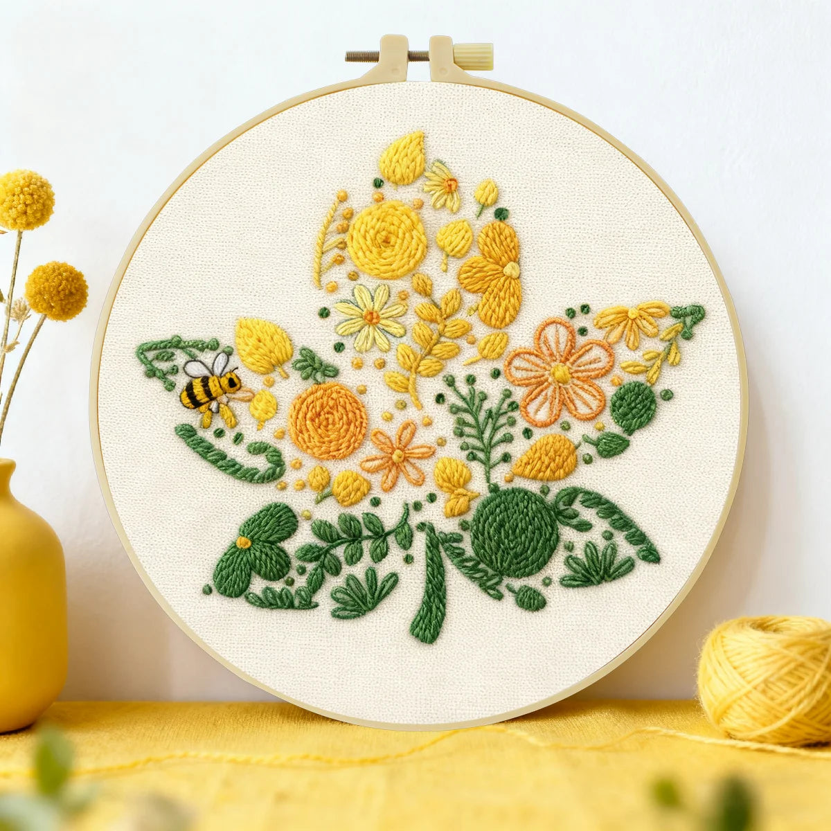 Gelbes Blumenstickset mit Biene – Modernes DIY-Blumenstickerei-Set, botanische Wanddekoration
