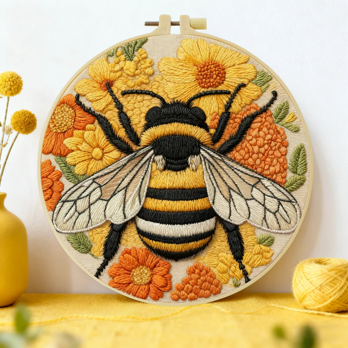 Handgefertigte Wanddekoration mit Hummelmotiv im Stickrahmen – Florale Bienen-Cottagecore-Faserdeko