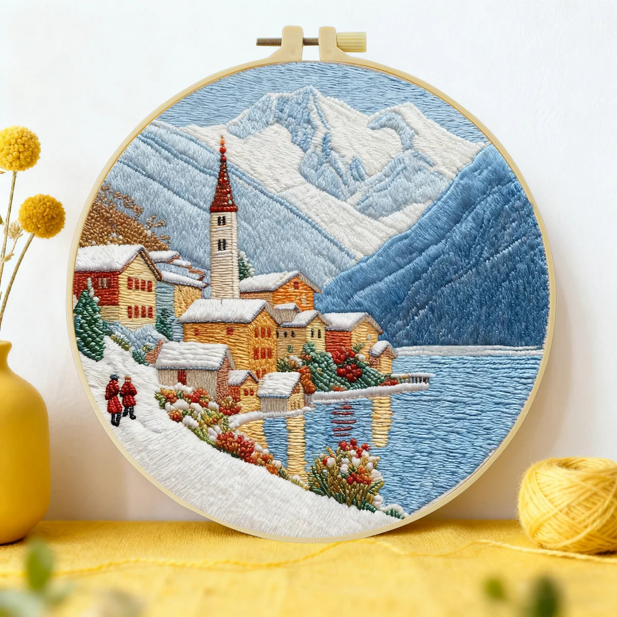 Stickset „Schneebedecktes Bergdorf“ – Winterliche Alpenlandschaft zum Selbernähen, Wandbild mit Seemotiv