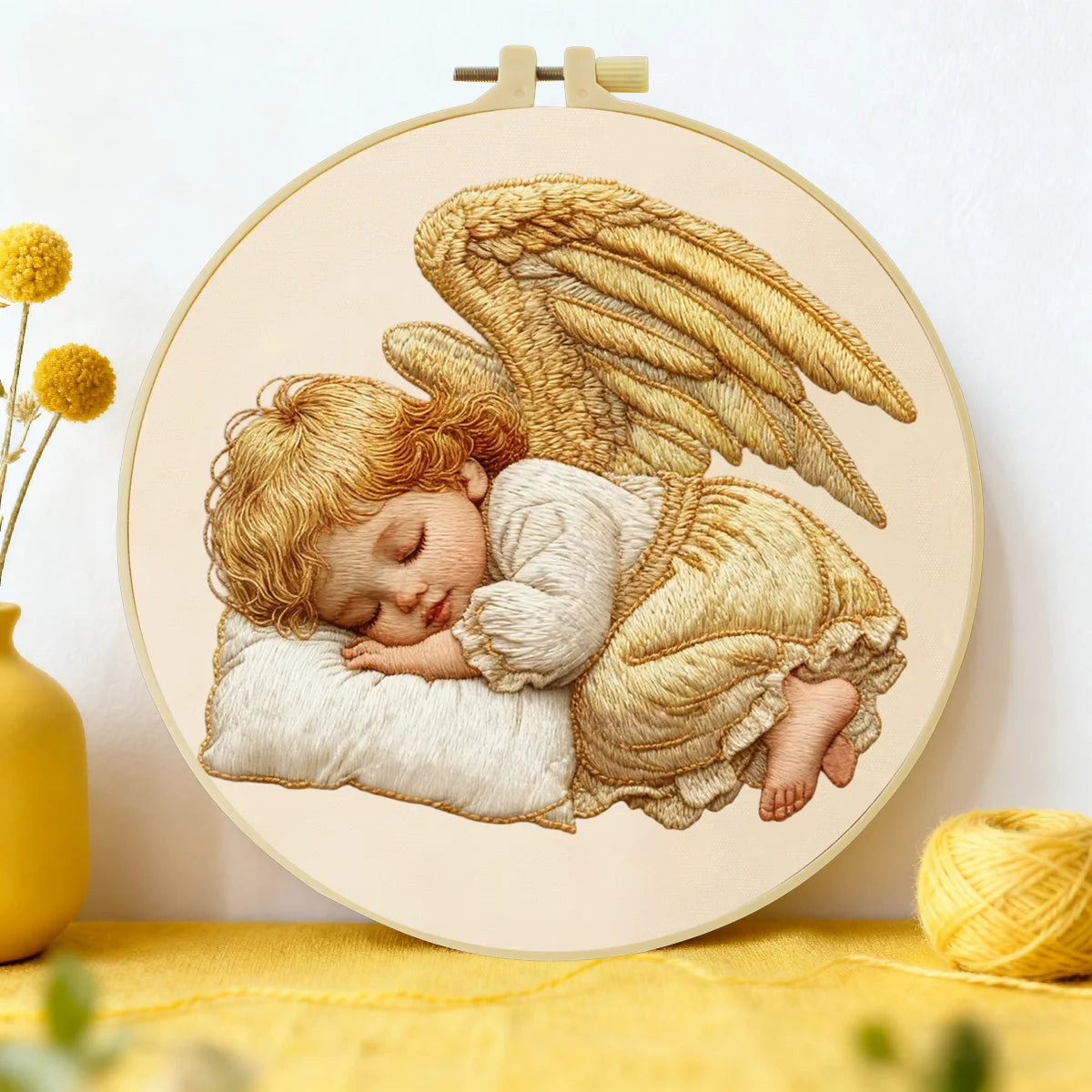 Handgefertigtes Wandbild „Schlafender Engel“ aus Stickrahmen – Babyzimmer-Dekoration aus Faser