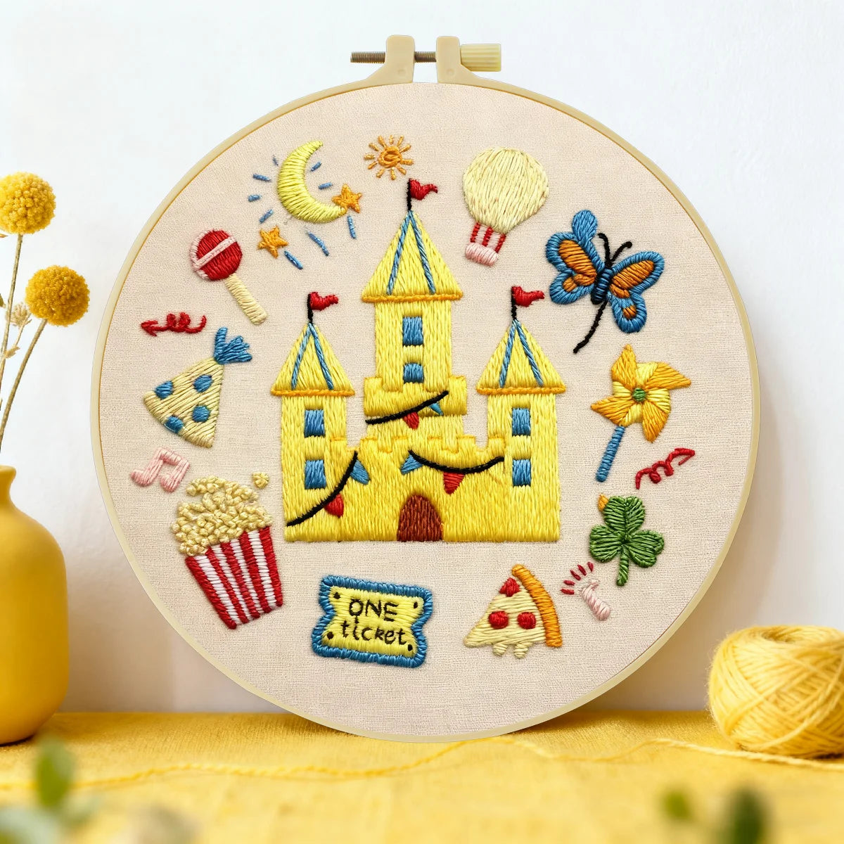 Kinderburg-Stickset zum Selbermachen – Niedliches Fantasy-Stickset für Anfänger mit Stickrahmen, Vorlage und Garn