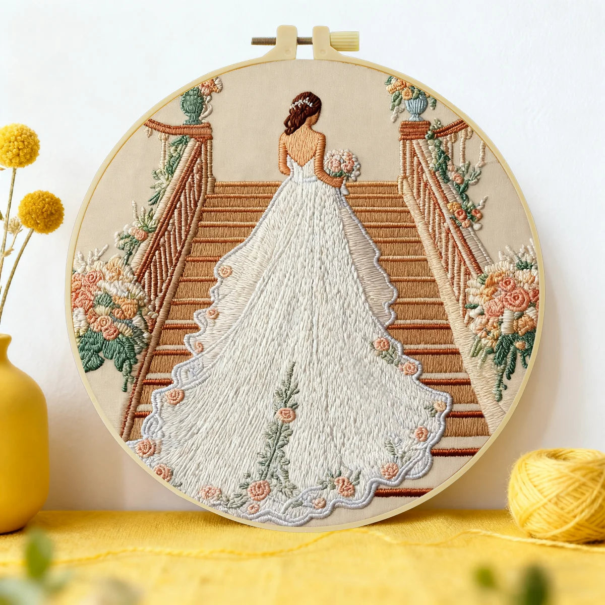 Handgefertigte Wanddekoration mit Stickrahmen für die Brauttreppe – Elegante florale Dekoration für Brautkleider