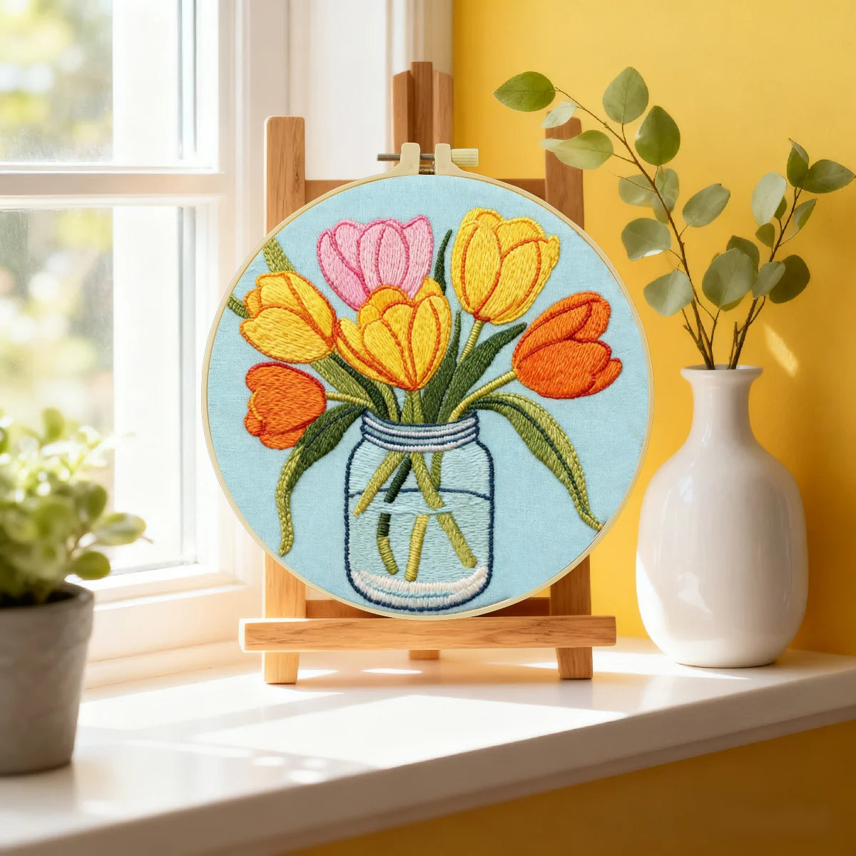 Handgefertigter Tulpenstrauß als Wandbild im Stickrahmen – Bunte Blumendekoration im Einmachglas