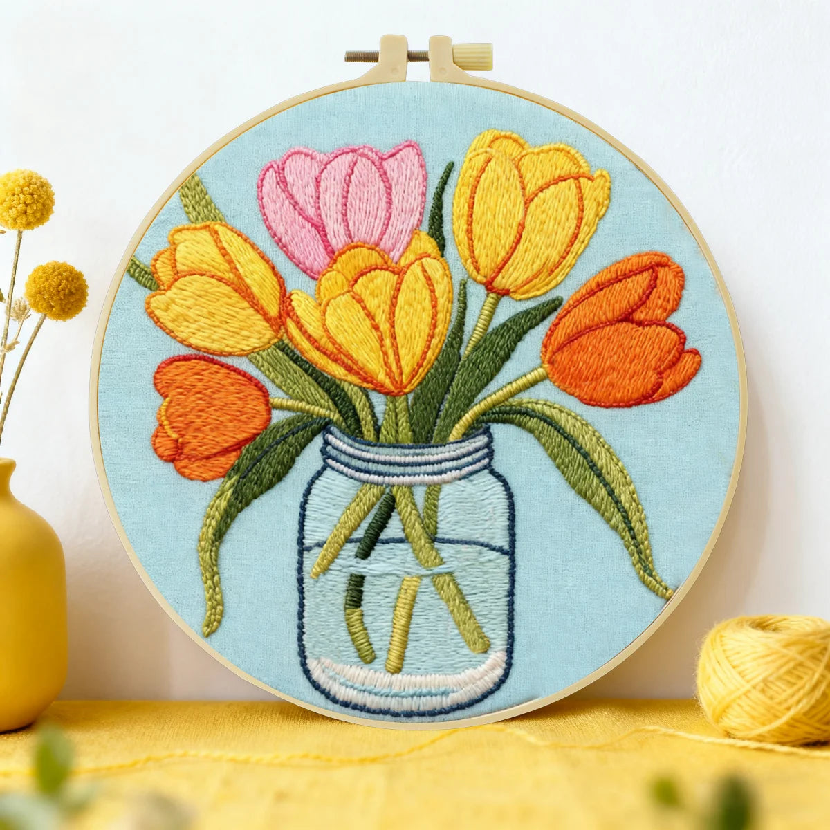 Handgefertigter Tulpenstrauß als Wandbild im Stickrahmen – Bunte Blumendekoration im Einmachglas