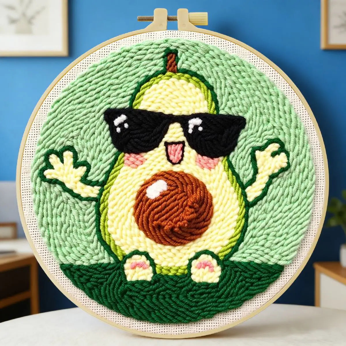 Niedliche Avocado-Wandkunst mit Punch Needle – Handgefertigte Stickrahmen-Dekoration für Kinderzimmer und gemütliche Räume