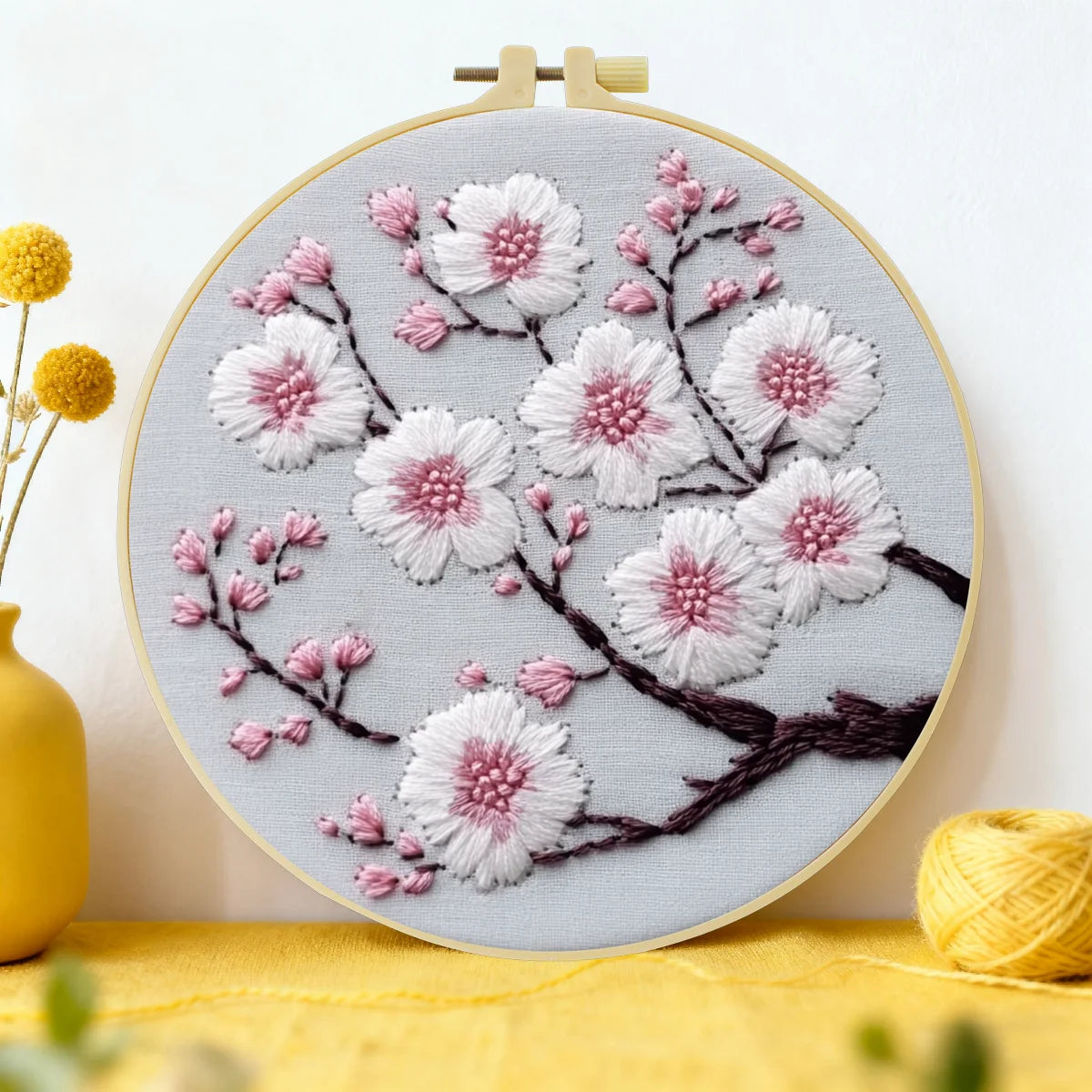Handgefertigte Kirschblüten-Stickerei für die Wand – Zarte florale Zweigdekoration im Landhausstil